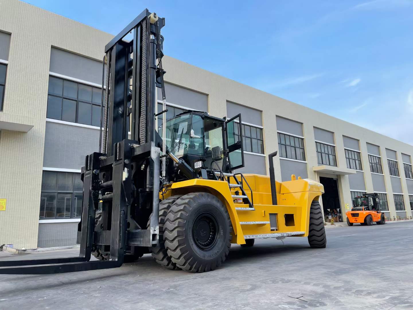 Heavy Duty Forklift1